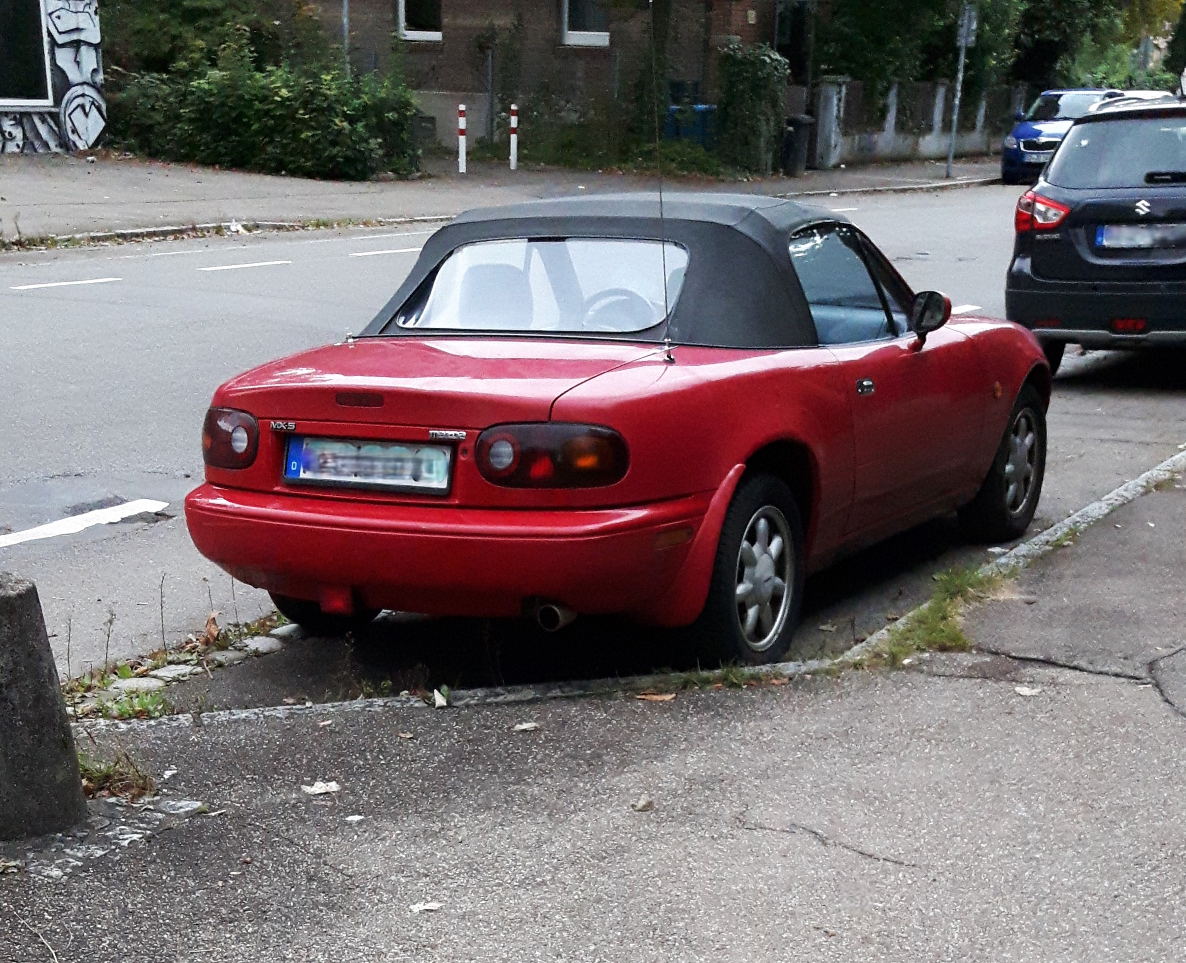 Rød Mazda MX-5 NA med åbent tag i Ulm.
