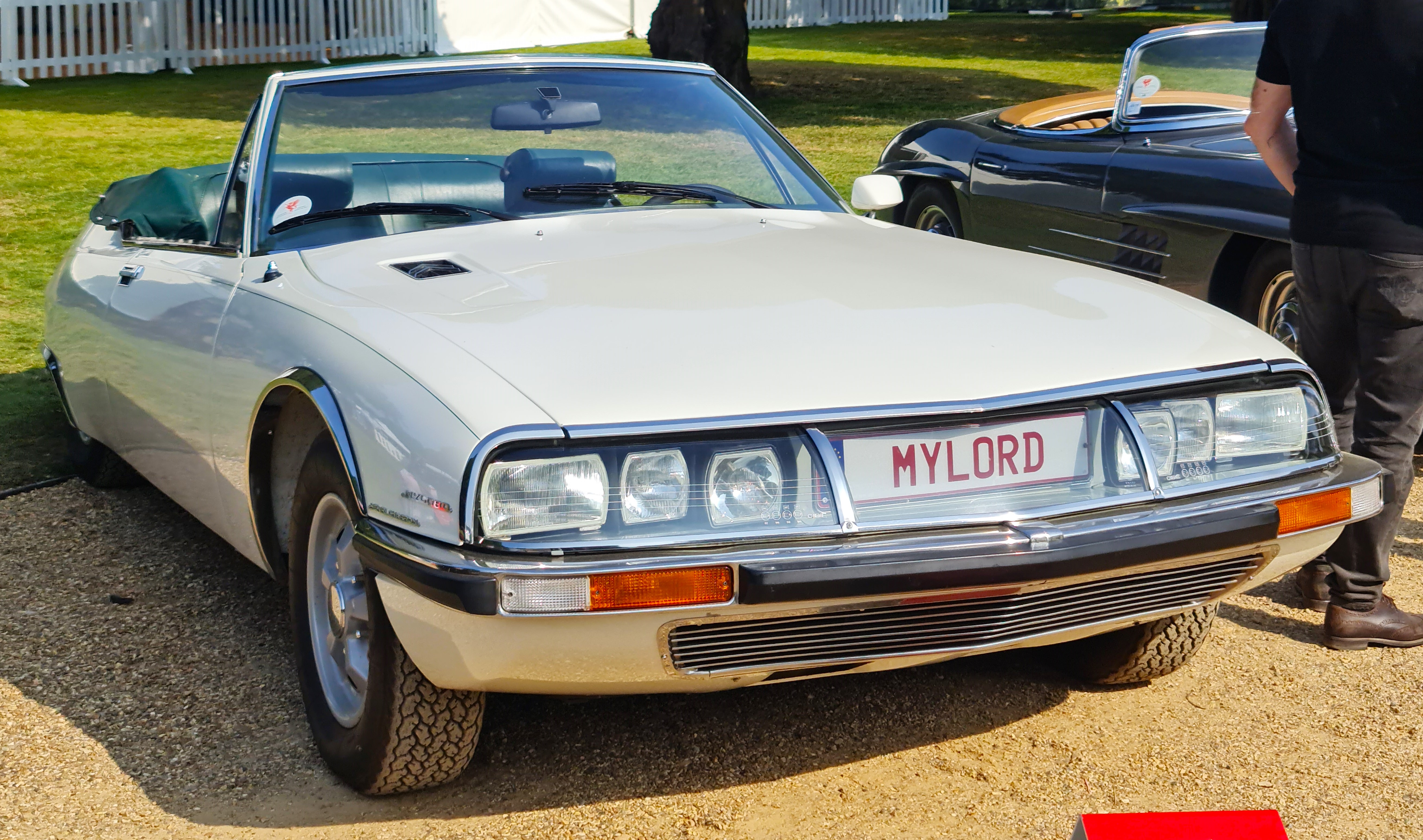 Hvid Citroën SM Mylord cabriolet med ombygget karrosseri af Henri Chapron
