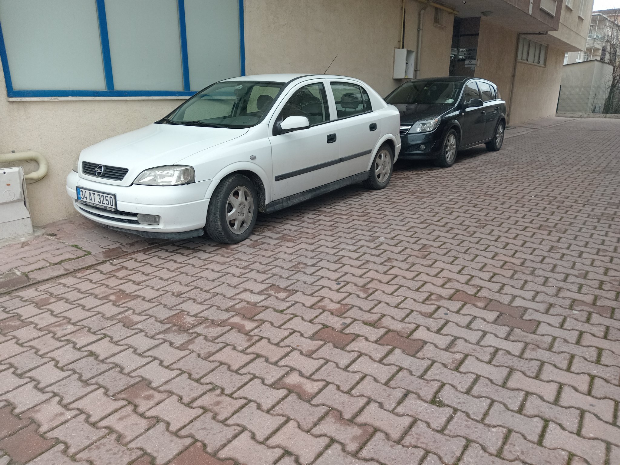 Opel Astra G 1,6 hatchback set skråt forfra