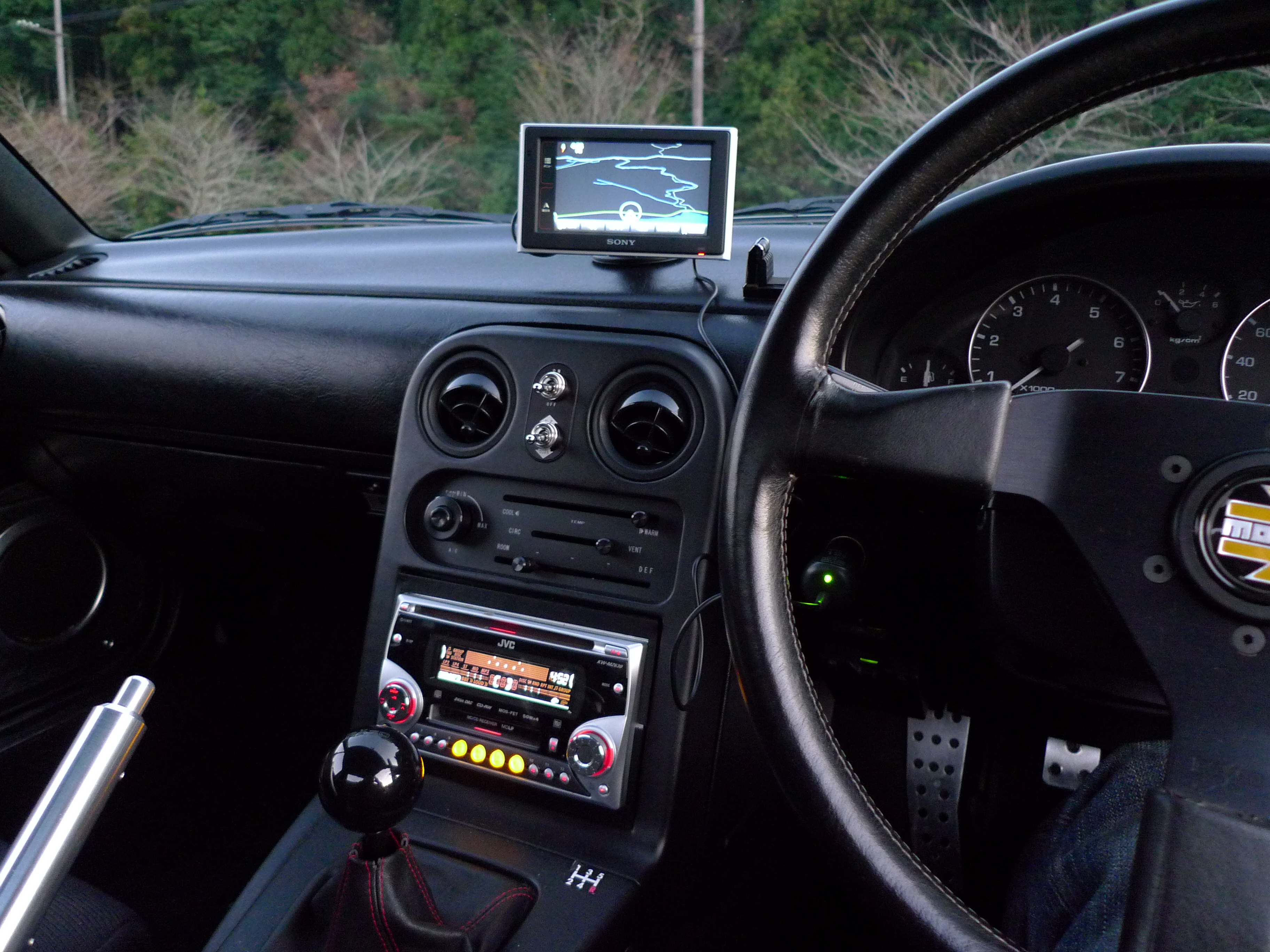 Kabinen i en Mazda MX-5 NA. Dette eksemplar har eftermonterede dele.