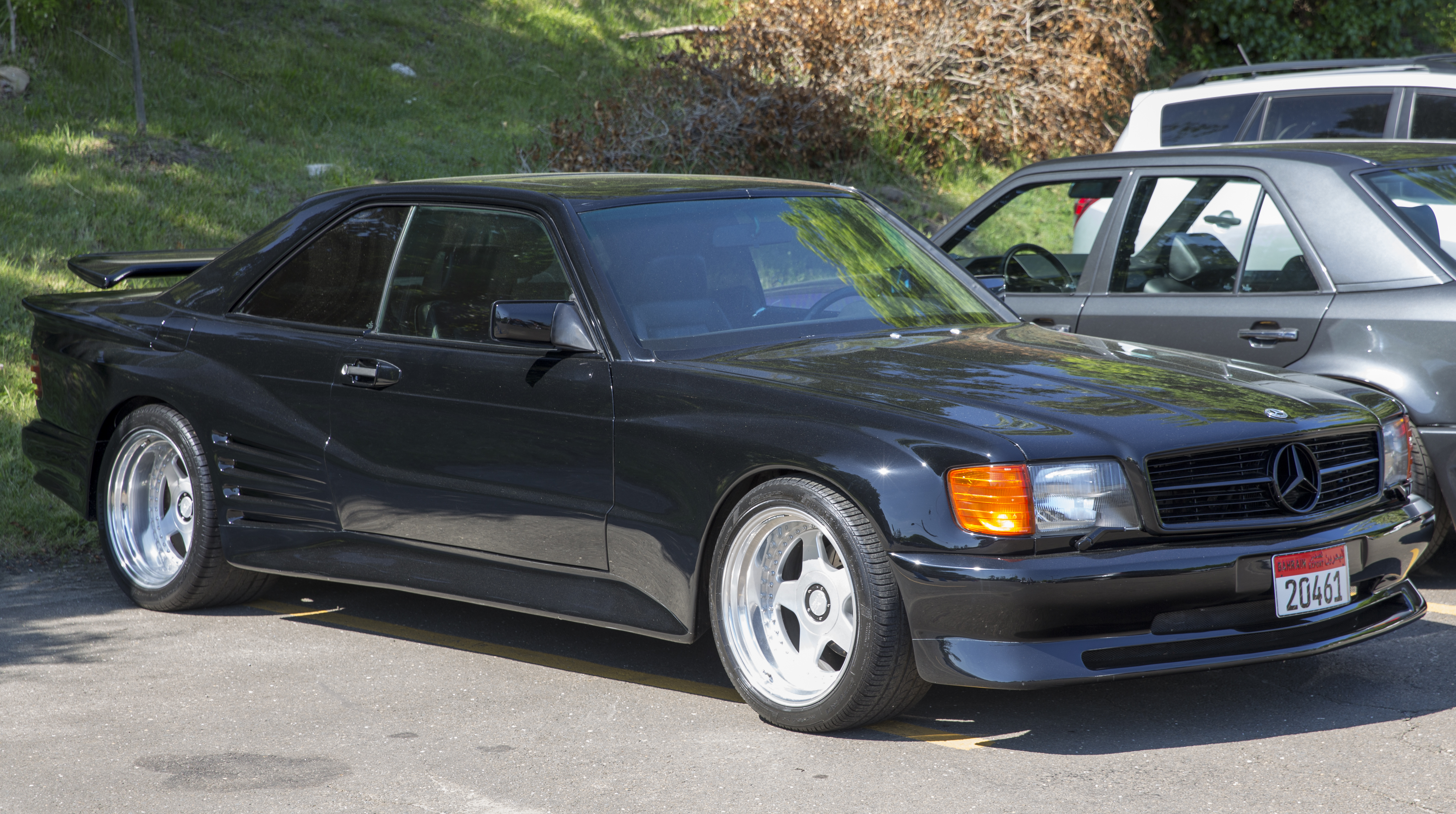Mercedes-Benz 560 SEC med Koenig Specials bred karrosseriombygning set skråt forfra