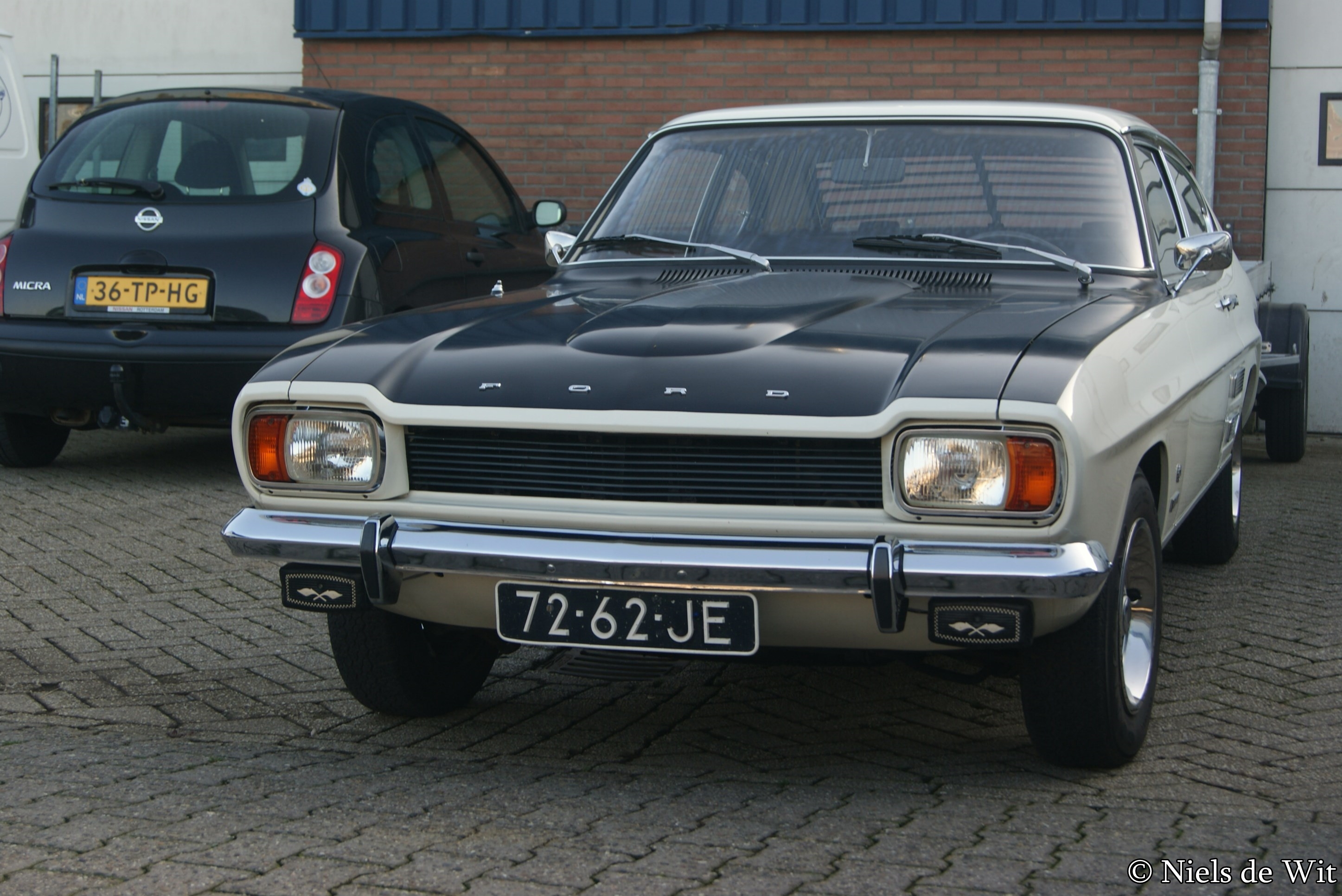 Hvid Ford Capri I 2000 GT XLR med sort motorhjelm set skråt forfra