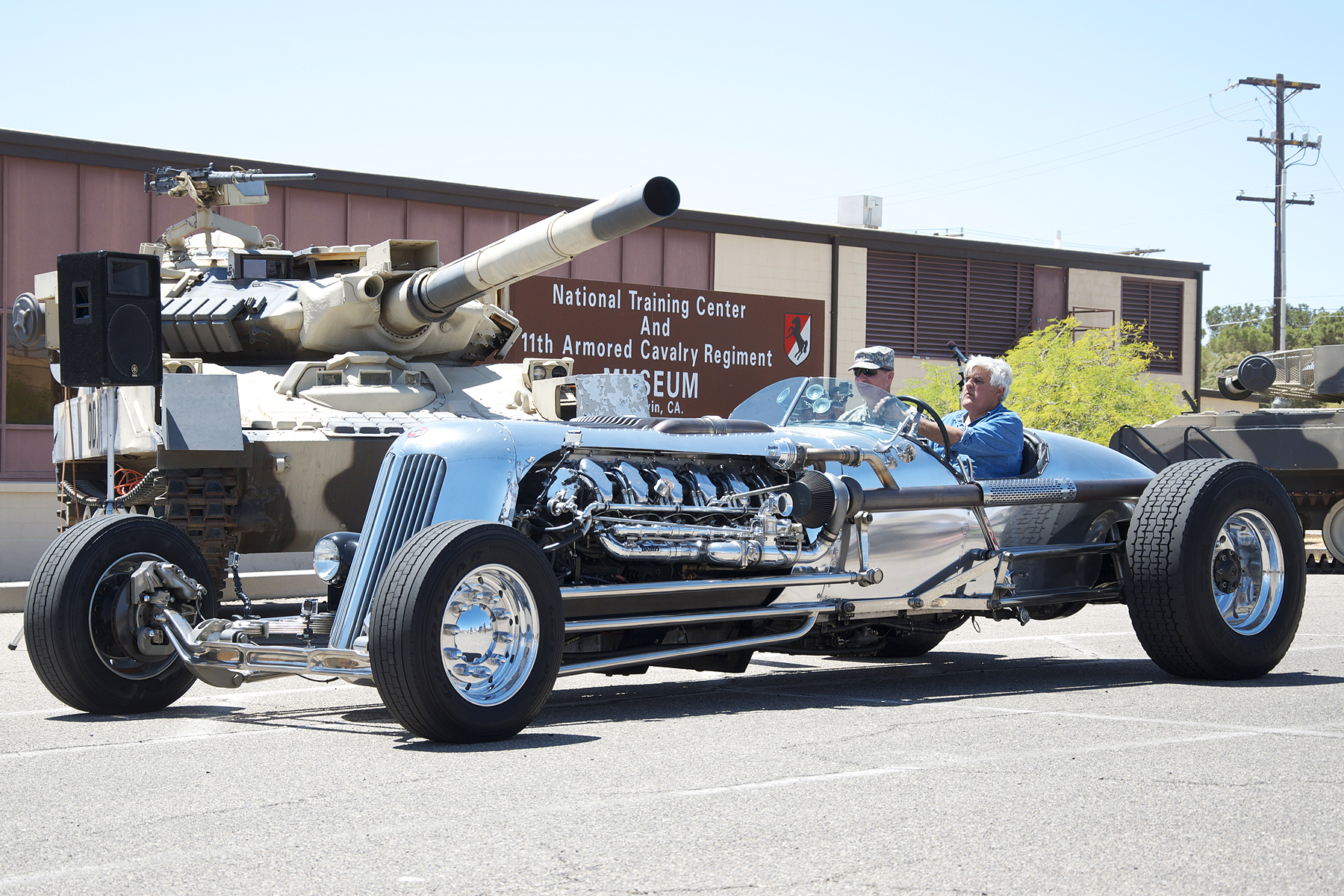 Jay Leno står ved sin Blastolene Special på Fort Irwin.