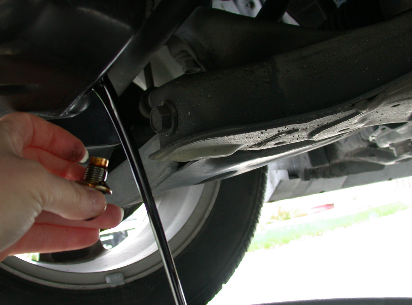Motorolie tappes af bil under olieskift