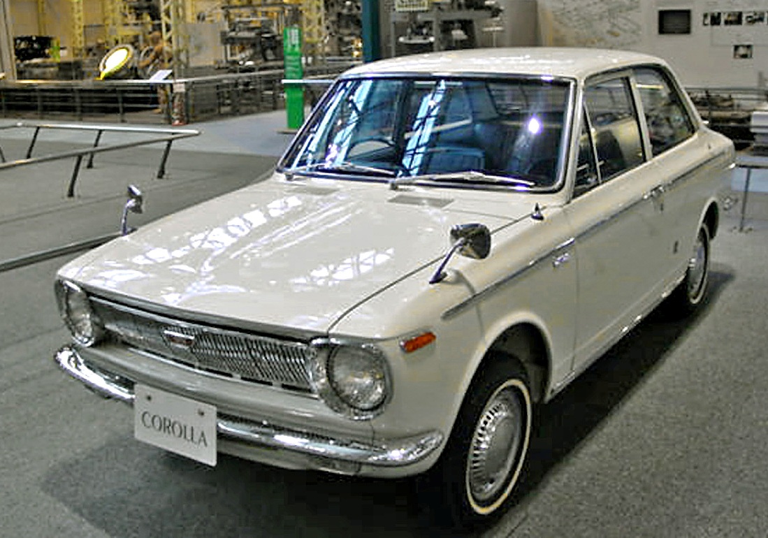 Hvid Toyota Corolla fra første generation udstillet på Toyotas tekniske museum i Nagoya