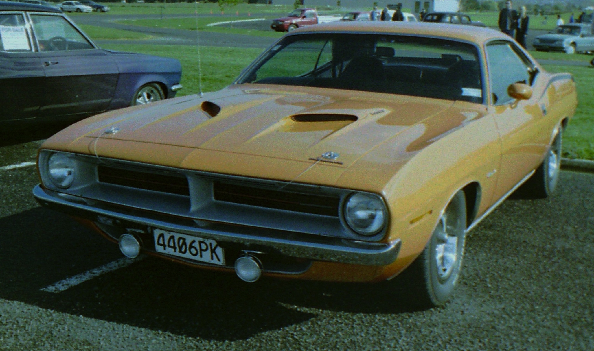 Gul Plymouth ’Cuda fra 1970 fotograferet skråt forfra.