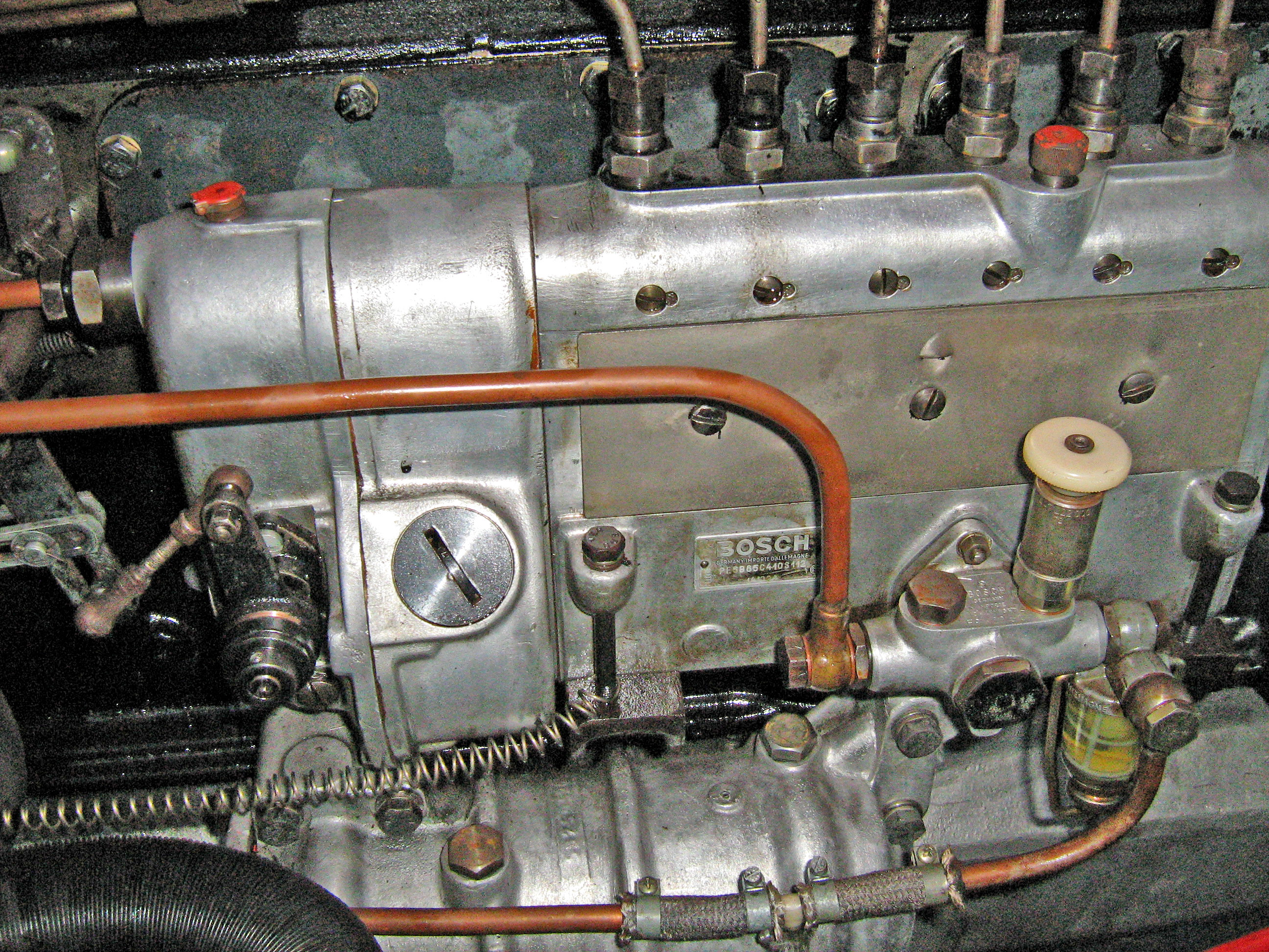 Historisk Bosch indsprøjtningspumpe fra 1938 på en Daimler-Benz sekscylindret motor