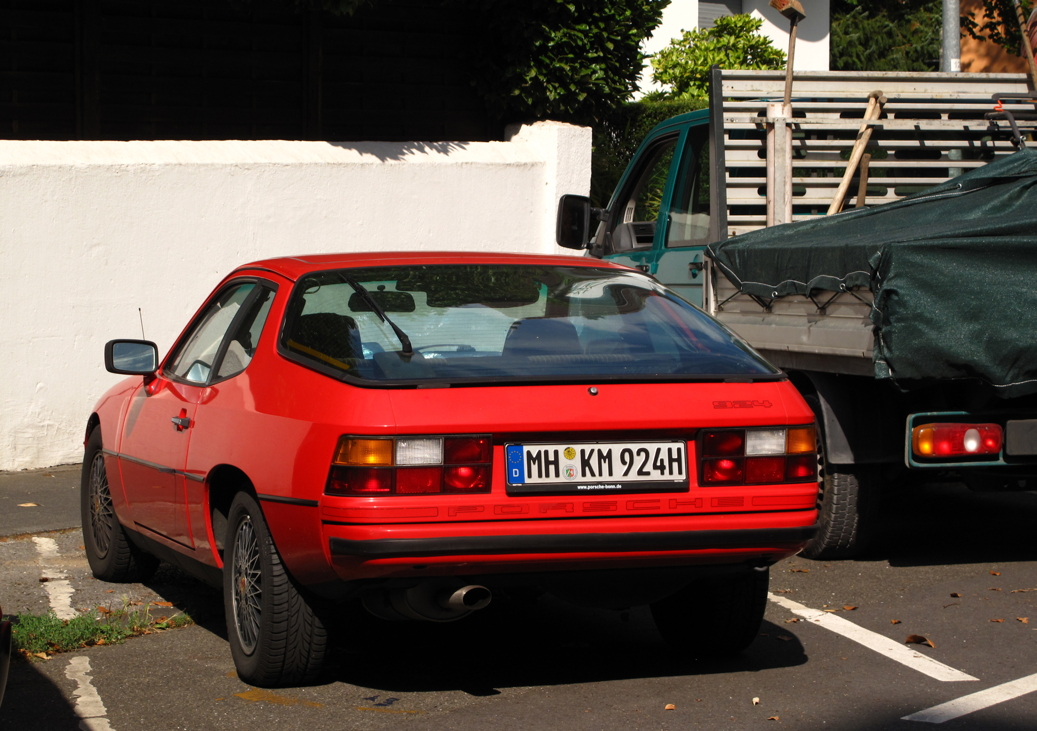 Rød Porsche 924 set bagfra med stor glasbagklap