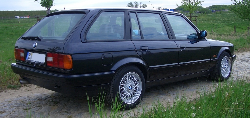 BMW E30 Touring set fra siden