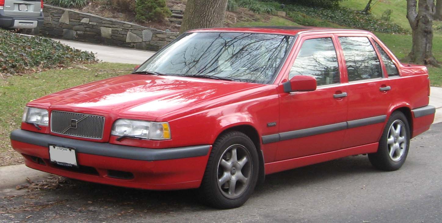 Rød Volvo 850 sedan set skråt forfra i USA.