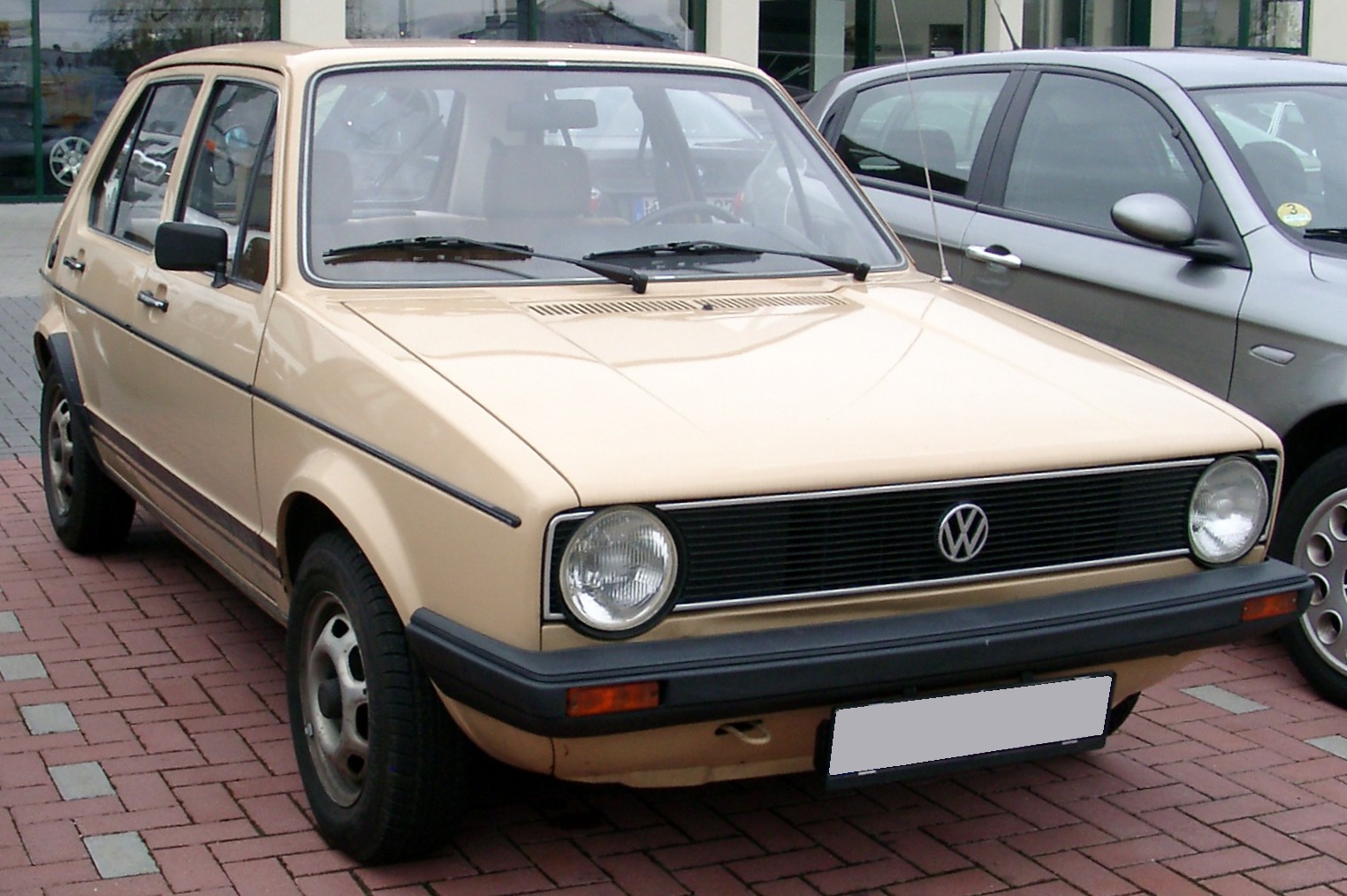 Beige Volkswagen Golf I, en klassisk tysk bil fra 1970'erne, set skråt forfra