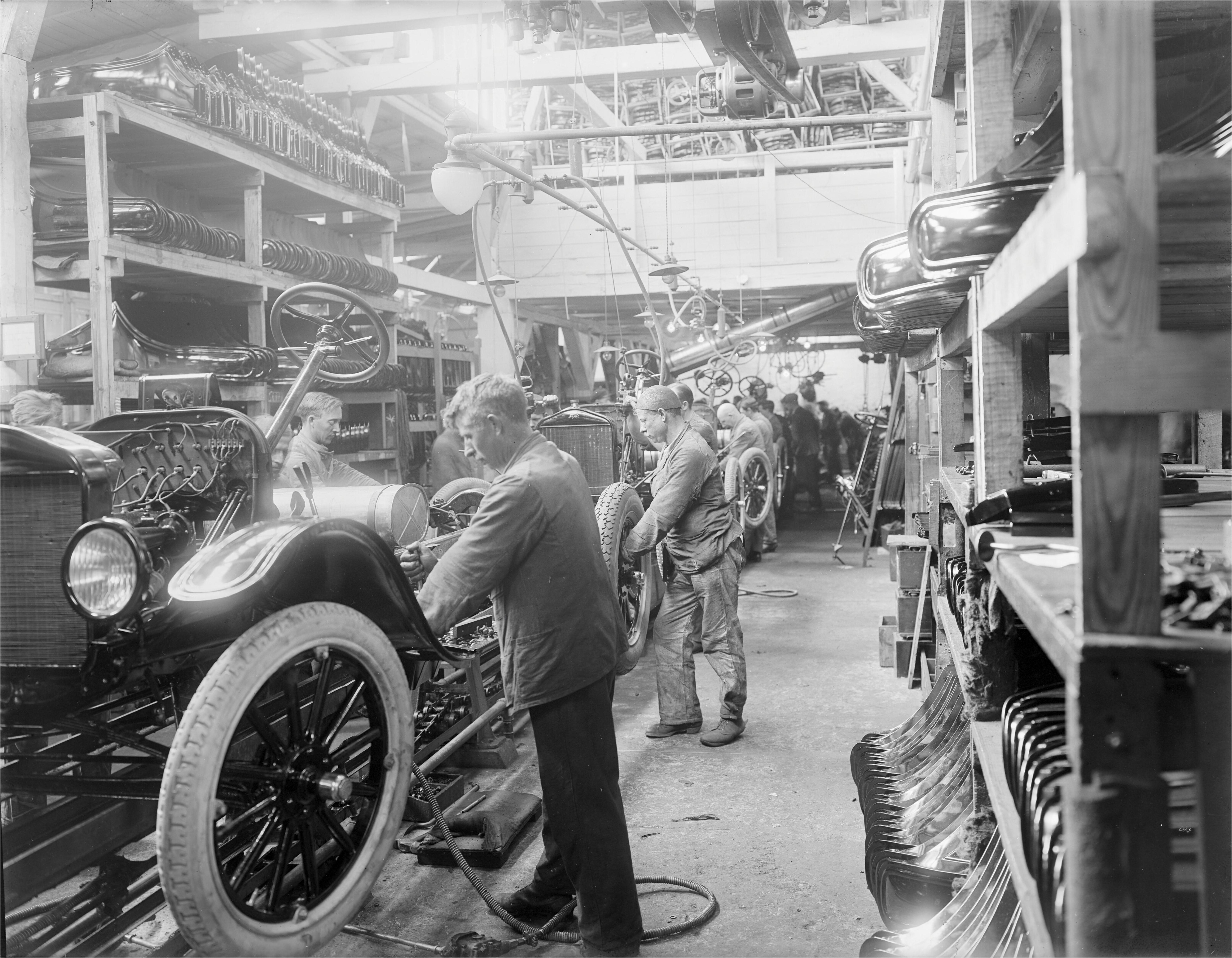 Arbejdere ved Fords samlebånd i Heimdalsgade i København i 1923.