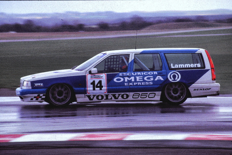 Volvo 850 Estate i BTCC-bemaling på udstilling.