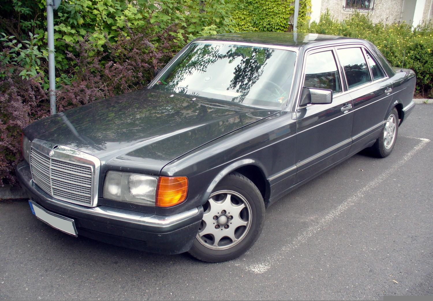 Grå Mercedes-Benz S-Klasse W126 fotograferet forfra fra venstre side